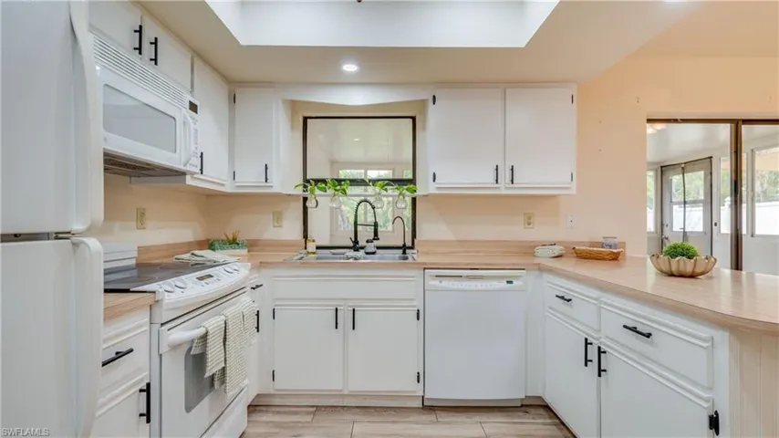 Bright &  Cheerful Kitchen