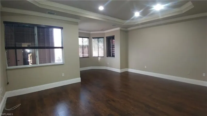Huge, w/Sitting Area in Bay Window +++