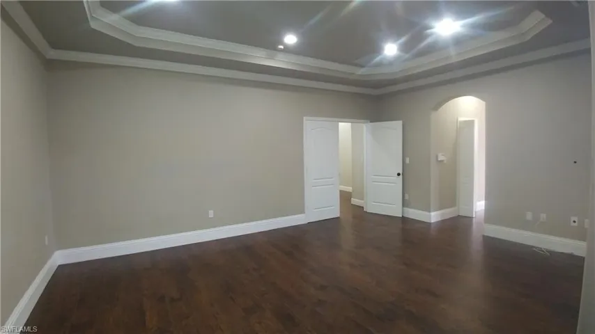 Features arched walkways, wood finished floors, tray ceiling & crown molding
