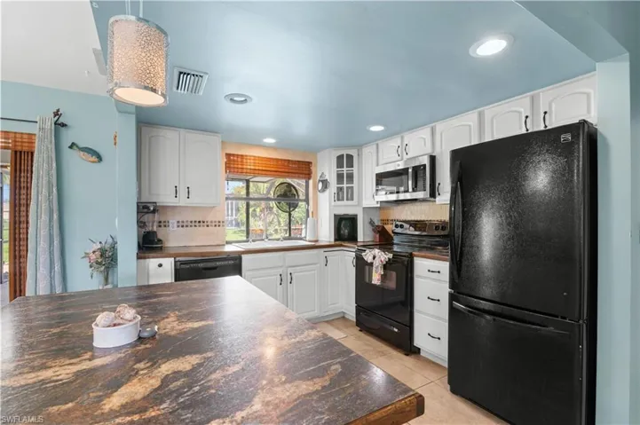 2110 Sw Santa Barbara Pl, Cape Coral, Florida 33991