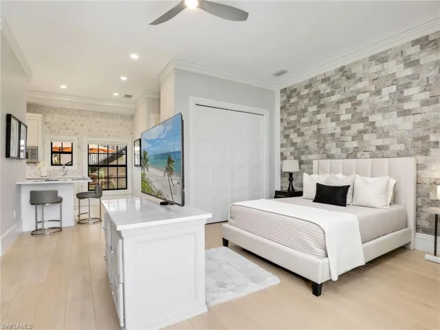 Guest suite with kitchen, bathroom and sitting area
