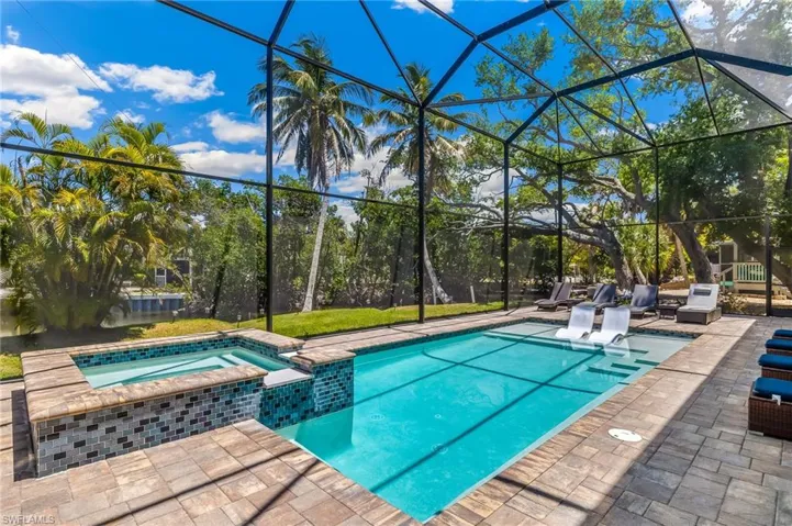 5809 Lauder St, Fort Myers Beach, Florida 33931