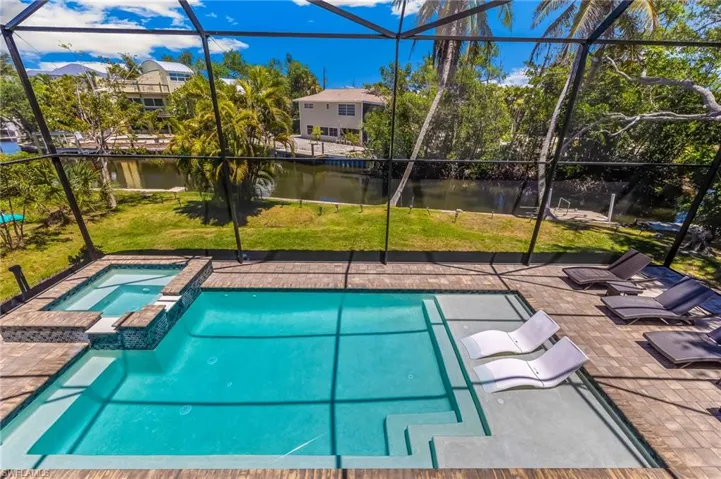 5809 Lauder St, Fort Myers Beach, Florida 33931