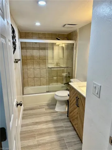 Hall Full Bathroom