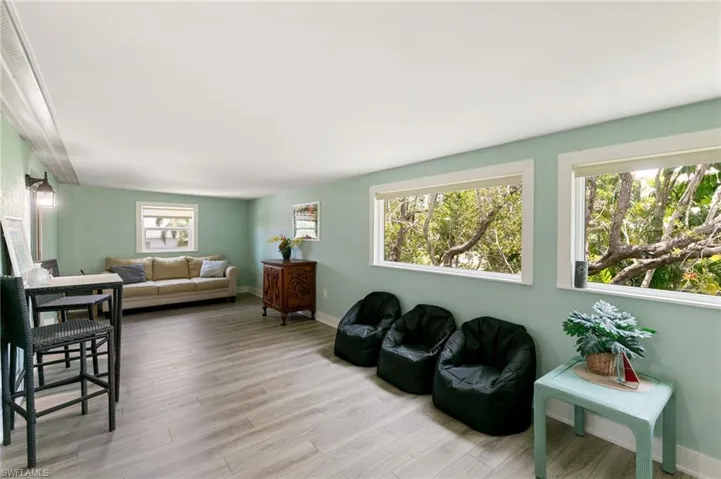 Enclosed porch/Florida room