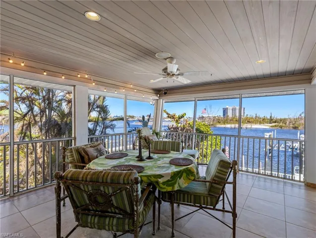 Plenty of seating and entertaining area on the lanai