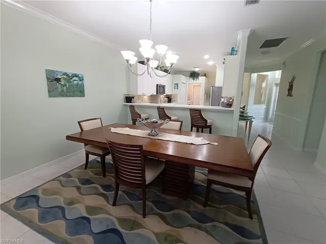 Dinning room with Kitchen bar and stools