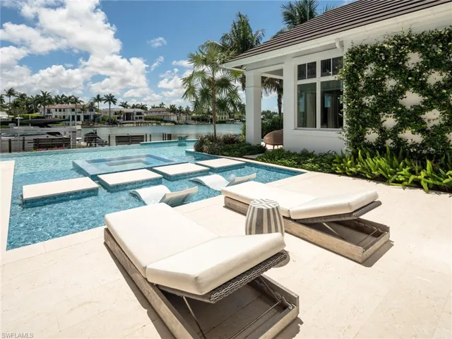 3525  Fort Charles  DR, Naples, FL 34102