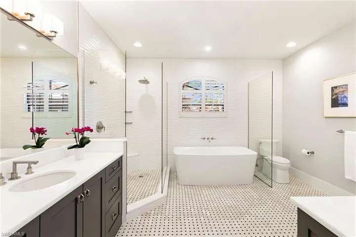 8456  Abbington  CIR, Naples, FL 34108