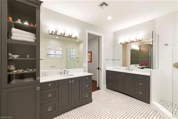 8456  Abbington  CIR, Naples, FL 34108