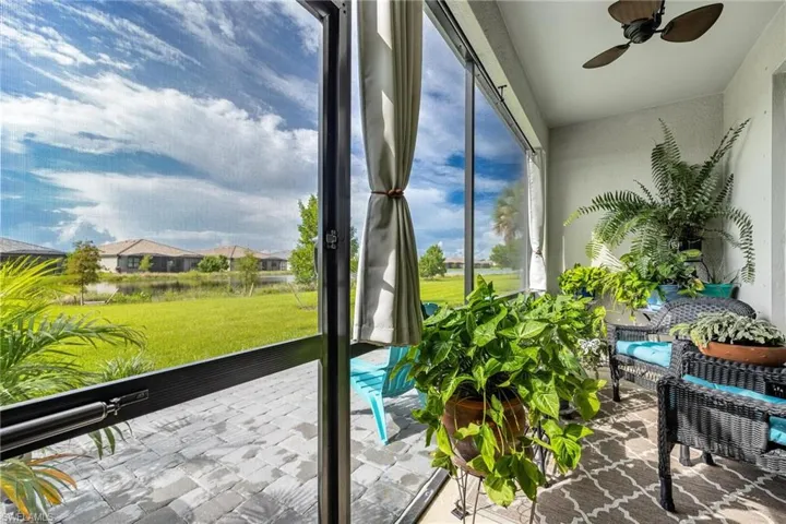 Sunroom / solarium with ceiling fan