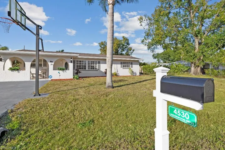 4530 Underwood Dr, Fort Myers, Florida 33905