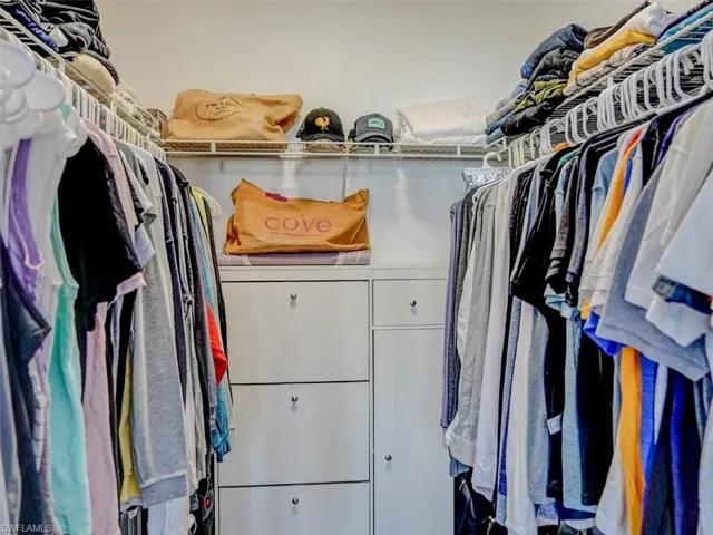 OWNER'S SUITE WALK-IN CLOSET