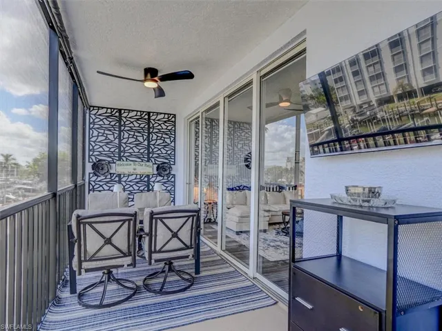 SCREENED LANAI.  WALL-MOUNTED TELEVISION.