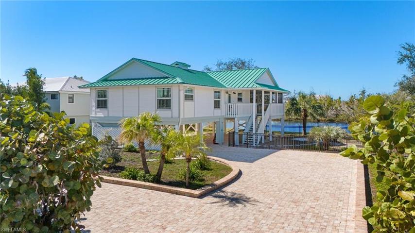Front Exterior/Large Driveway