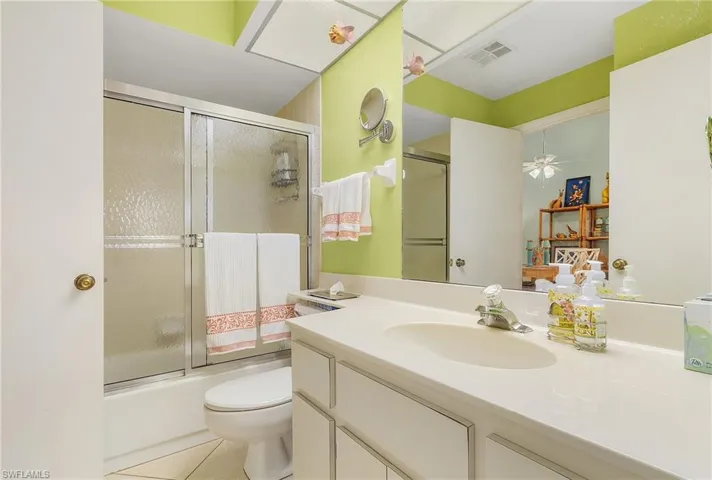 Bathroom 2 with Tub/Shower