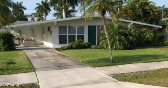 View of front facade featuring a front yard