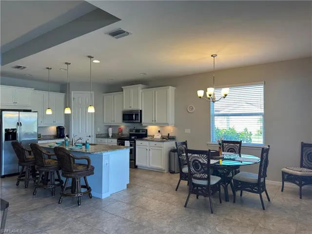 Kitchen and dining/café