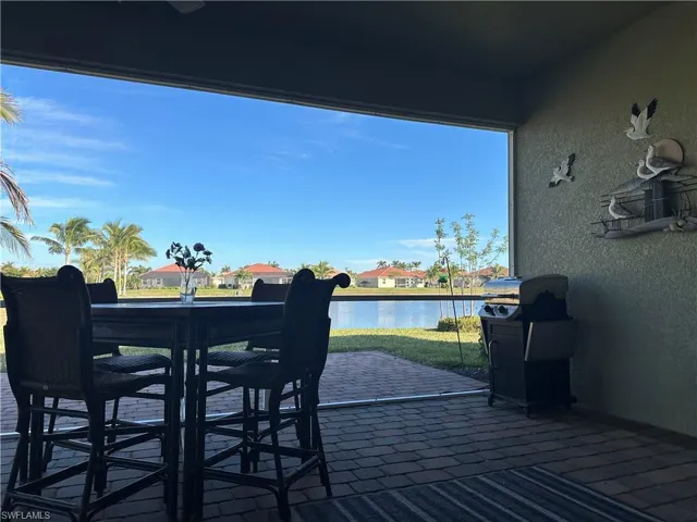 Screened Lanai overlooking Lake w/ fountain
