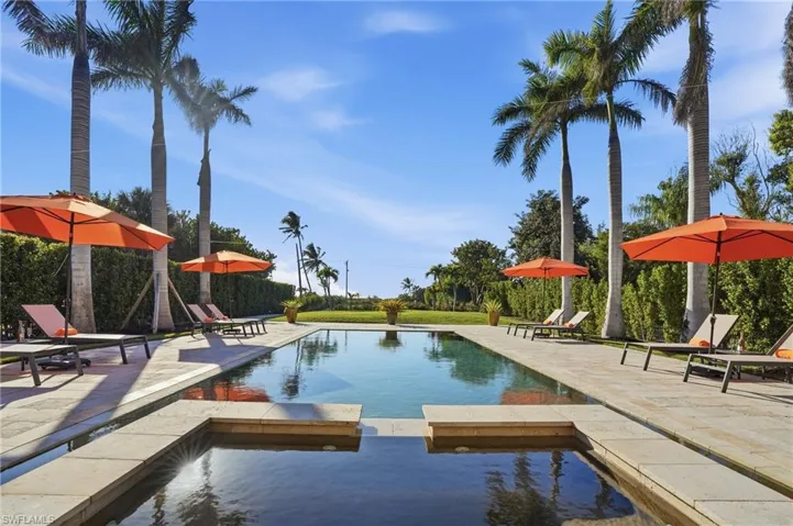 Integrated pool / spa with a patio area