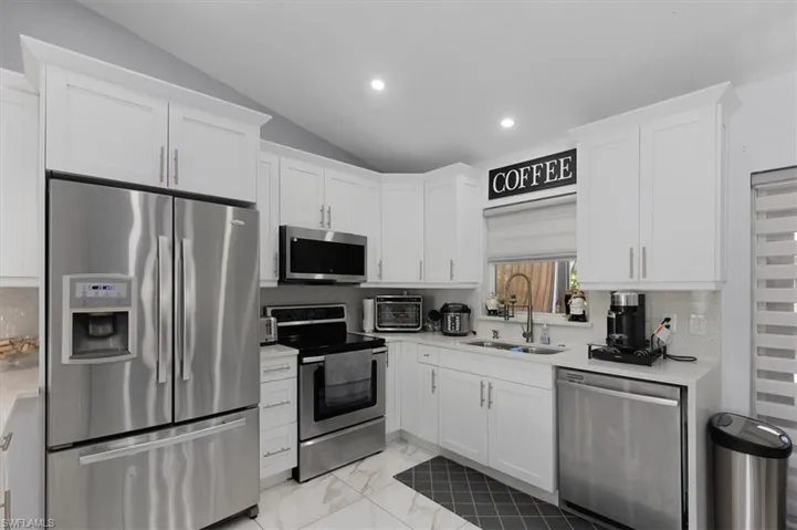 3825 Rose Ave - Updated kitchen, stainless steel appliances and quartz tops.