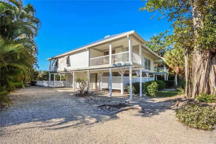 Exterior_from_the_Driveway