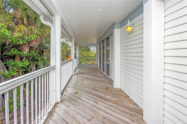Expansive_Decking_around_Home