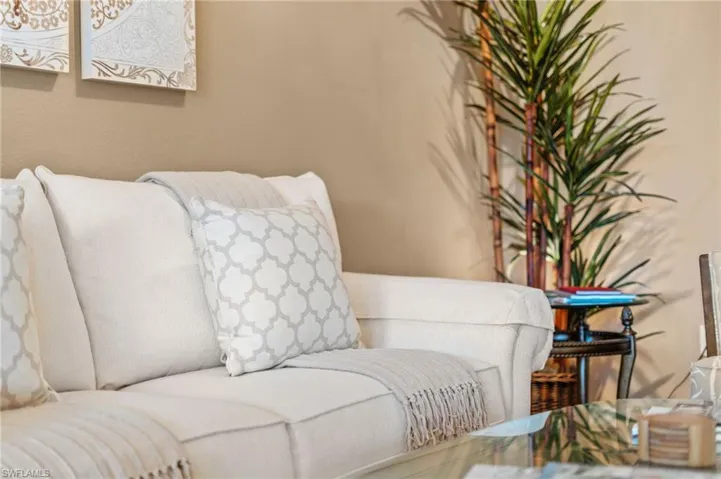 6652  Alden Woods  CIR, Naples, FL 34113