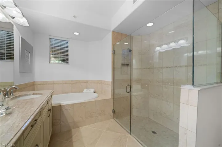 6652  Alden Woods  CIR, Naples, FL 34113