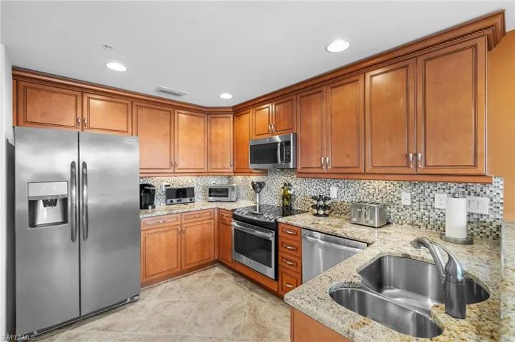 6652  Alden Woods  CIR, Naples, FL 34113