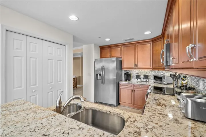 6652  Alden Woods  CIR, Naples, FL 34113