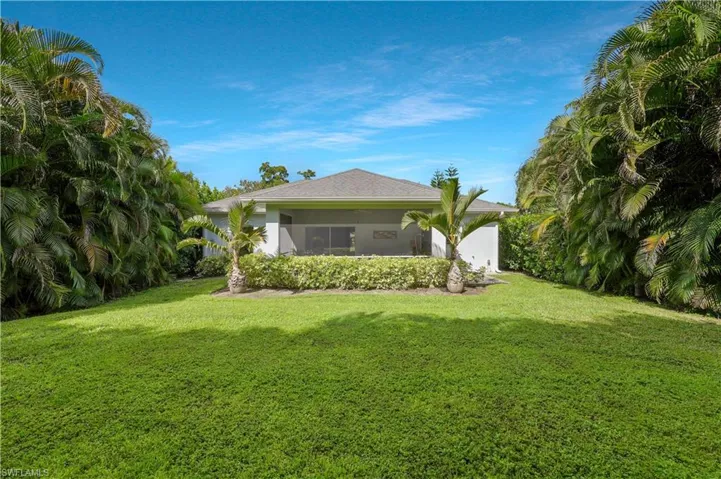 Lush & Private Back Yard