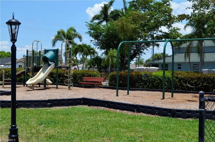 1702 Emerald Cove Dr, Cape Coral, Florida 33991