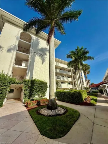 1 High Point Cir W 303, Naples, Florida 34103