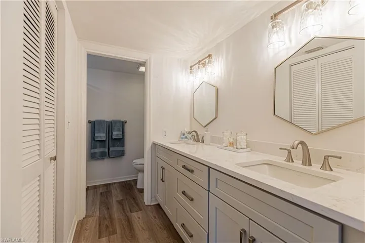 Primary bathroom with quartz countertops!