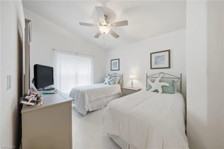 Vaulted ceiling with a ceiling fan and light fixture