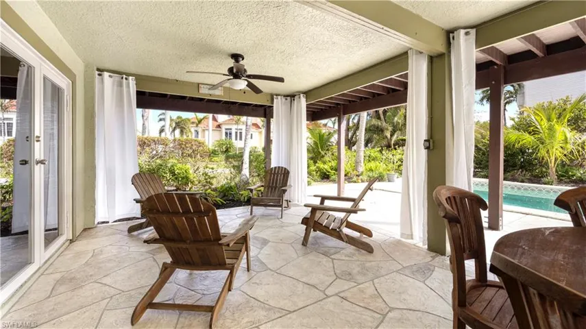 Sunroom / solarium with ceiling fan
