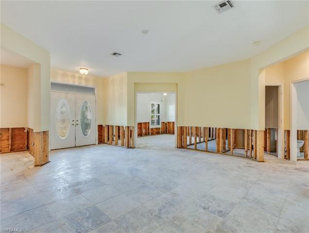 Living room entry to den/4th bedroom