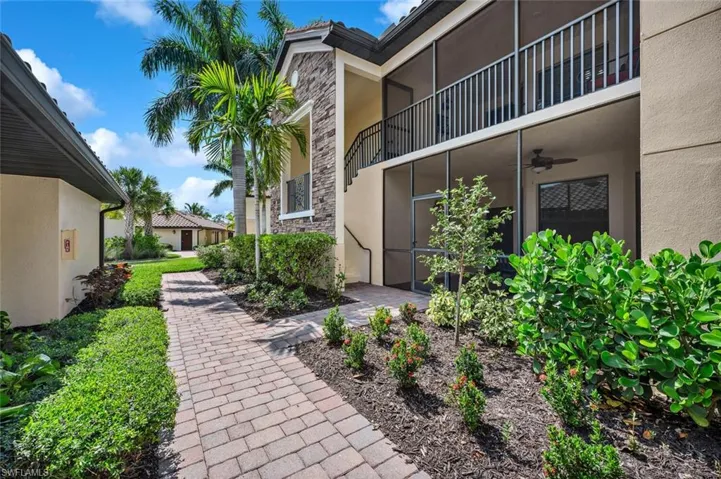 Avellino Veranda condos include a 1-car garage and 2 screened lanais