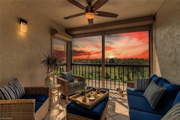 Sunroom / solarium with ceiling fan