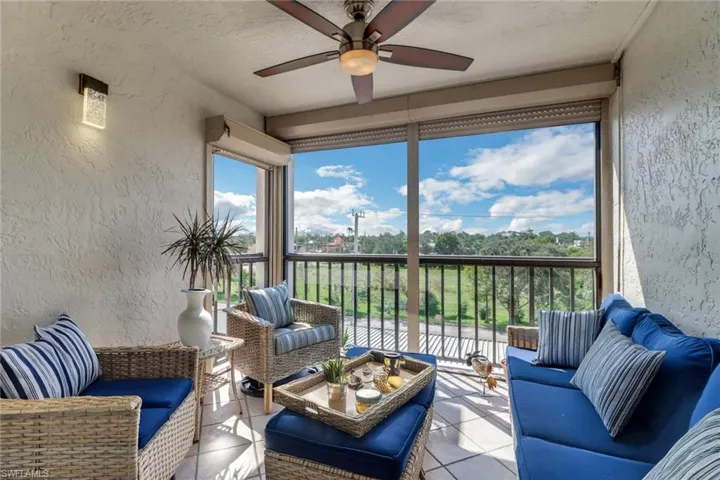 Sunroom with ceiling fan