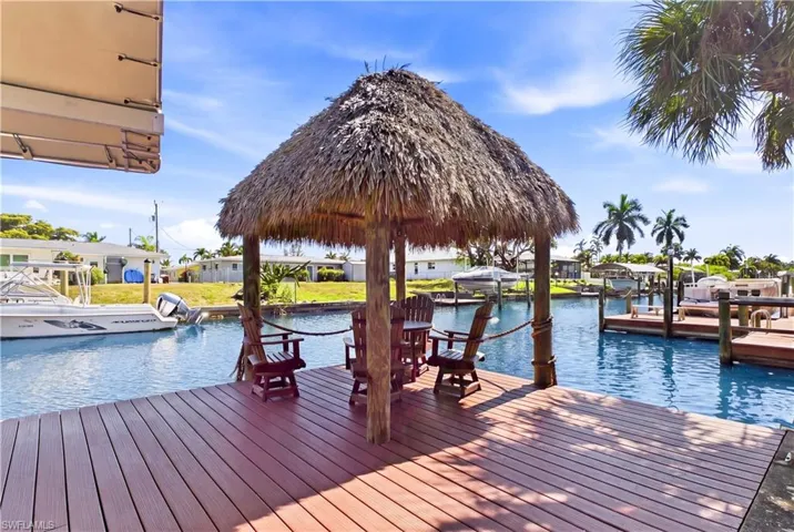 CHARMING TIKI-HUT seating area positioned directly on the canal!