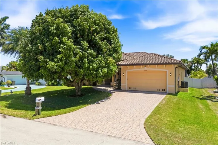 SPLIT FLOOR PLAN provides both CONVENIENCE & PRIVACY