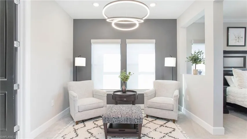Sitting room with crown molding