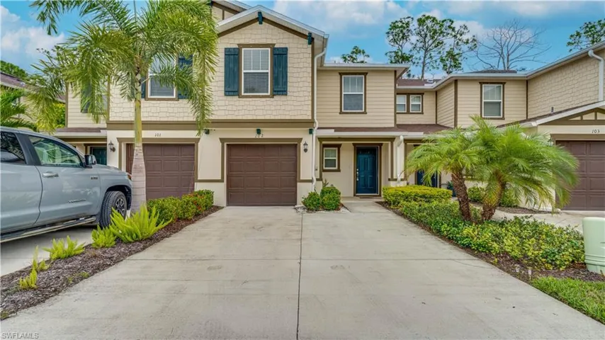 Craftsman house with driveway and a garage