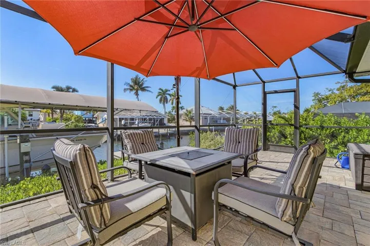 Large screened lanai for plenty of entertaining space.