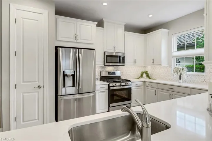 Gas stove, spacious sink, pantry, kitchen window and refrigerator with water/ice maker