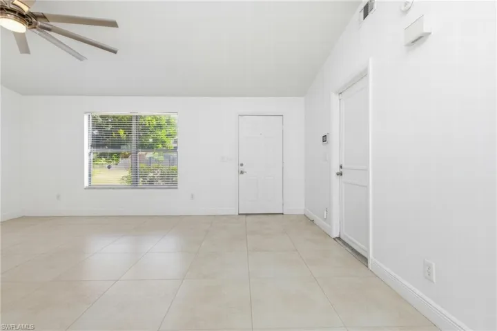 Unfurnished room featuring light tile patterned floors and a ceiling fan