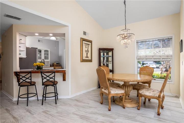 Dinning / Breakfast Bar
