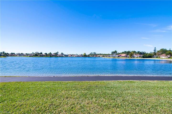 613  Windsor  SQ, Naples, FL 34104